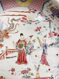 Een diepe Chinese famille rose schotel met figuratief decor, Yongzheng