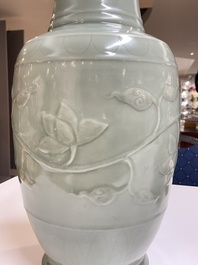 Een Chinese celadon-geglazuurde vaas met lotusslingers, Qianlong