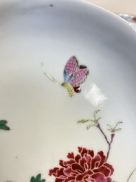Un pot &agrave; pinceaux, deux assiettes et deux bols en porcelaine de Chine famille rose, 19/20&egrave;me