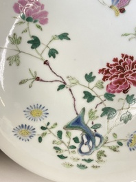 Un pot &agrave; pinceaux, deux assiettes et deux bols en porcelaine de Chine famille rose, 19/20&egrave;me