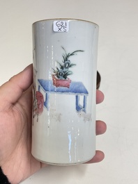 Un pot &agrave; pinceaux, deux assiettes et deux bols en porcelaine de Chine famille rose, 19/20&egrave;me