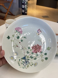 Un pot &agrave; pinceaux, deux assiettes et deux bols en porcelaine de Chine famille rose, 19/20&egrave;me