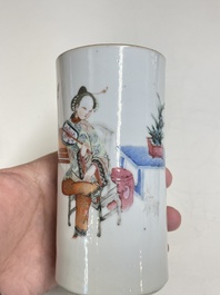 Un pot &agrave; pinceaux, deux assiettes et deux bols en porcelaine de Chine famille rose, 19/20&egrave;me