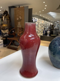 Un vase en porcelaine de Chine en rouge de cuivre et un en gr&egrave;s de Yixing &agrave; &eacute;mail flamb&eacute;, marque de Ge Mingxiang Zao 葛明祥造, 19&egrave;me