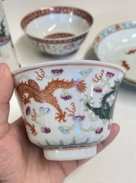 Un pot &agrave; pinceaux, deux assiettes et deux bols en porcelaine de Chine famille rose, 19/20&egrave;me