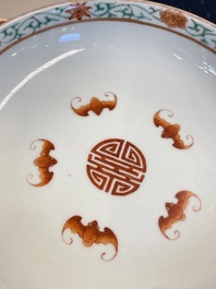 Un pot &agrave; pinceaux, deux assiettes et deux bols en porcelaine de Chine famille rose, 19/20&egrave;me