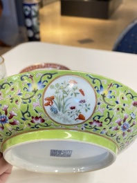 Un pot &agrave; pinceaux, deux assiettes et deux bols en porcelaine de Chine famille rose, 19/20&egrave;me