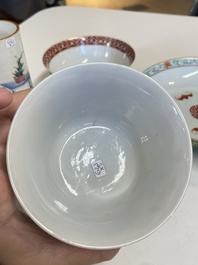 Un pot &agrave; pinceaux, deux assiettes et deux bols en porcelaine de Chine famille rose, 19/20&egrave;me