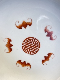 Un pot &agrave; pinceaux, deux assiettes et deux bols en porcelaine de Chine famille rose, 19/20&egrave;me