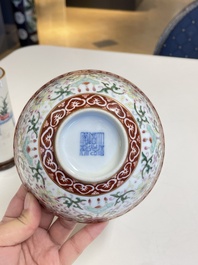 Un pot &agrave; pinceaux, deux assiettes et deux bols en porcelaine de Chine famille rose, 19/20&egrave;me