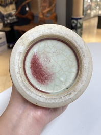 Un vase en porcelaine de Chine en rouge de cuivre et un en gr&egrave;s de Yixing &agrave; &eacute;mail flamb&eacute;, marque de Ge Mingxiang Zao 葛明祥造, 19&egrave;me