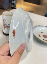 Un pot &agrave; pinceaux, deux assiettes et deux bols en porcelaine de Chine famille rose, 19/20&egrave;me
