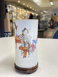 Un pot &agrave; pinceaux, deux assiettes et deux bols en porcelaine de Chine famille rose, 19/20&egrave;me