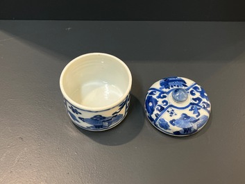 Deux vases et un pot couvert en porcelaine de Chine en bleu et blanc, Kangxi