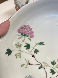 Un pot &agrave; pinceaux, deux assiettes et deux bols en porcelaine de Chine famille rose, 19/20&egrave;me