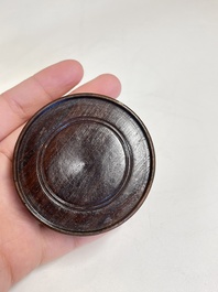 Un pot &agrave; pinceaux, deux assiettes et deux bols en porcelaine de Chine famille rose, 19/20&egrave;me
