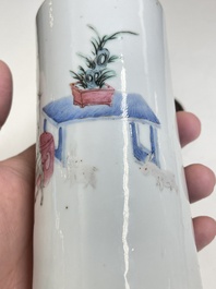 Un pot &agrave; pinceaux, deux assiettes et deux bols en porcelaine de Chine famille rose, 19/20&egrave;me