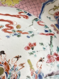 Een diepe Chinese famille rose schotel met figuratief decor, Yongzheng