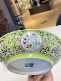 Un pot &agrave; pinceaux, deux assiettes et deux bols en porcelaine de Chine famille rose, 19/20&egrave;me