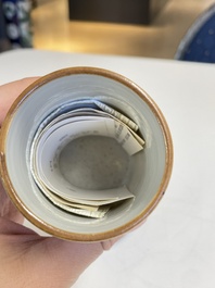 Un pot &agrave; pinceaux, deux assiettes et deux bols en porcelaine de Chine famille rose, 19/20&egrave;me