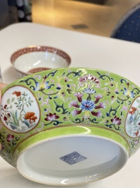 Un pot &agrave; pinceaux, deux assiettes et deux bols en porcelaine de Chine famille rose, 19/20&egrave;me
