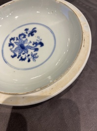 Een paar Chinese blauw-witte dekselkommen met verhalend decor, Kangxi/Yongzheng