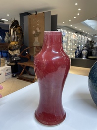 Un vase en porcelaine de Chine en rouge de cuivre et un en gr&egrave;s de Yixing &agrave; &eacute;mail flamb&eacute;, marque de Ge Mingxiang Zao 葛明祥造, 19&egrave;me