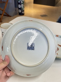 Un pot &agrave; pinceaux, deux assiettes et deux bols en porcelaine de Chine famille rose, 19/20&egrave;me