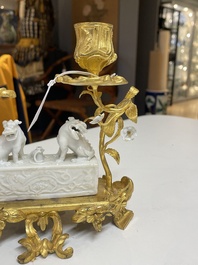 Een Chinese Dehua blanc de Chine wierookstokhouder met Franse vergulde bronzen monturen, Kangxi en 18/19e eeuw