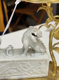 Een Chinese Dehua blanc de Chine wierookstokhouder met Franse vergulde bronzen monturen, Kangxi en 18/19e eeuw