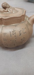 Een Chinese Yixing steengoed theepot met deksel, gesigneerd Li Yong 利永, Yixing zegelmerk, gedateerd 1934