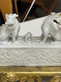 Een Chinese Dehua blanc de Chine wierookstokhouder met Franse vergulde bronzen monturen, Kangxi en 18/19e eeuw