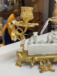 Een Chinese Dehua blanc de Chine wierookstokhouder met Franse vergulde bronzen monturen, Kangxi en 18/19e eeuw