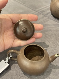 Two Chinese Yixing stoneware teapots and covers with brass mounts, one with Yigong 逸公 seal mark, 19/20th C.