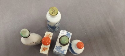 Cinq tabati&egrave;res en porcelaine de Chine en bleu et blanc, qianjiang cai et rouge de fer, 19/20&egrave;me