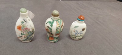 Trois tabati&egrave;res en porcelaine de Chine famille rose et verte, 19&egrave;me