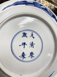 Twee Chinese blauw-witte borden met de Cao zussen, Kangxi merk en periode en Yongzheng