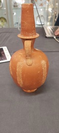 Vase amphorisque romain en sigill&eacute; d&eacute;cor&eacute; de palmettes et d'un frise de texte, Afrique du Nord, 1er/3&egrave;me