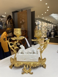 Een Chinese Dehua blanc de Chine wierookstokhouder met Franse vergulde bronzen monturen, Kangxi en 18/19e eeuw