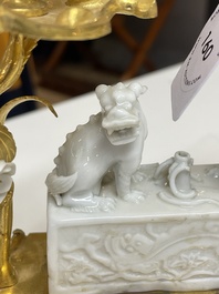 Porte-encens en porcelaine blanc de Chine de Dehua mont&eacute; en bougeoir en bronze dor&eacute; fran&ccedil;ais, Kangxi et 18/19&egrave;me