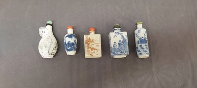 Vijf Chinese snuifflessen in blauw-wit, ijzerrood en qianjiang cai porselein, 19/20e eeuw
