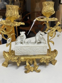 Een Chinese Dehua blanc de Chine wierookstokhouder met Franse vergulde bronzen monturen, Kangxi en 18/19e eeuw