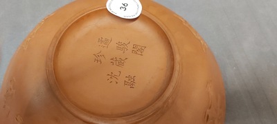 Een Chinese Yixing steengoed kom, Sheng Rong 沈融 merk, Qing