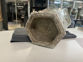 Vase de forme hexagonale en porcelaine de Chine qianjiang cai, sign&eacute; Wang Qi 王琦, 19/20&egrave;me