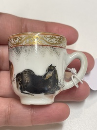Rare paire de tasses miniatures en porcelaine de Chine &agrave; d&eacute;cor de chevaux en grisaille et dorure, Yongzheng/Qianlong
