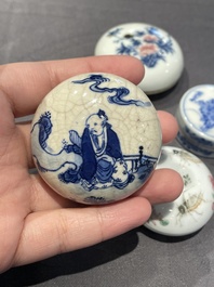 Cinq bo&icirc;tes &agrave; p&acirc;te &agrave; sceaux couvertes en porcelaine de Chine, 19/20&egrave;me