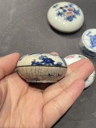 Cinq bo&icirc;tes &agrave; p&acirc;te &agrave; sceaux couvertes en porcelaine de Chine, 19/20&egrave;me