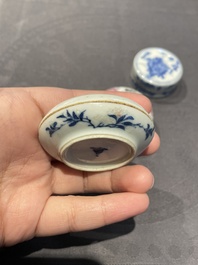 Cinq bo&icirc;tes &agrave; p&acirc;te &agrave; sceaux couvertes en porcelaine de Chine, 19/20&egrave;me