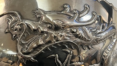 Bol &agrave; d&eacute;cor de dragons en argent, Chine, marque de Wang Hing, Canton, 19&egrave;me
