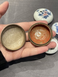 Cinq bo&icirc;tes &agrave; p&acirc;te &agrave; sceaux couvertes en porcelaine de Chine, 19/20&egrave;me